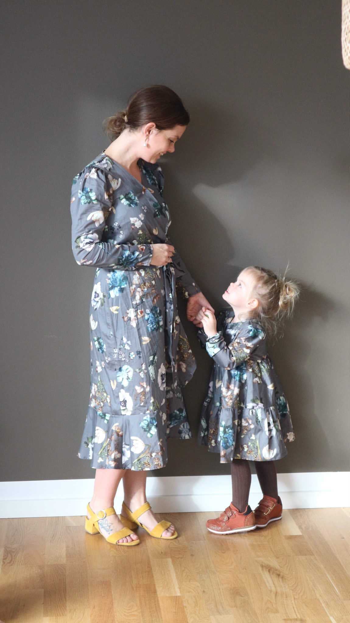 Kjole Gråblomst Mor Menza