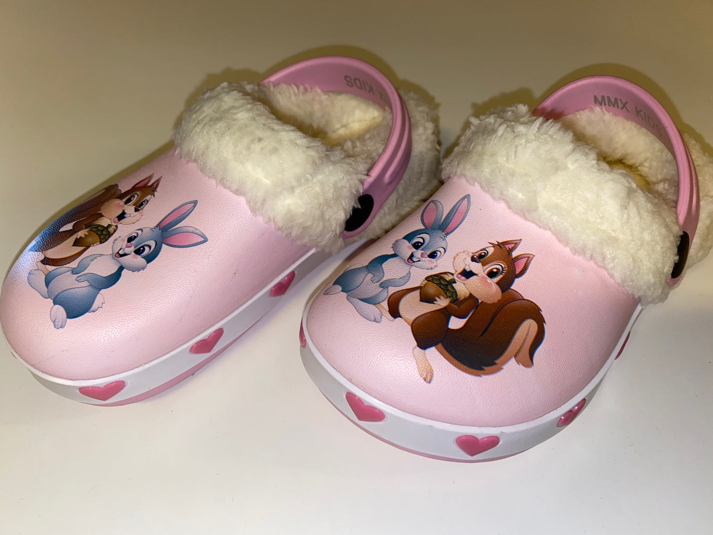 Træsko i plast - Lyserød med Egern & kanin med for