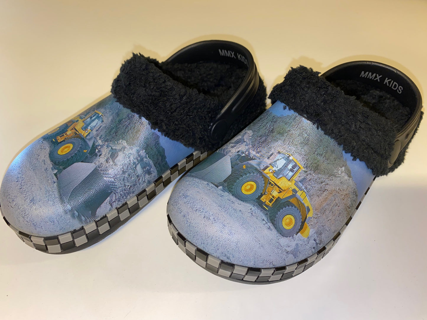 Træsko i plast - Gul gummiged i stengrav med for