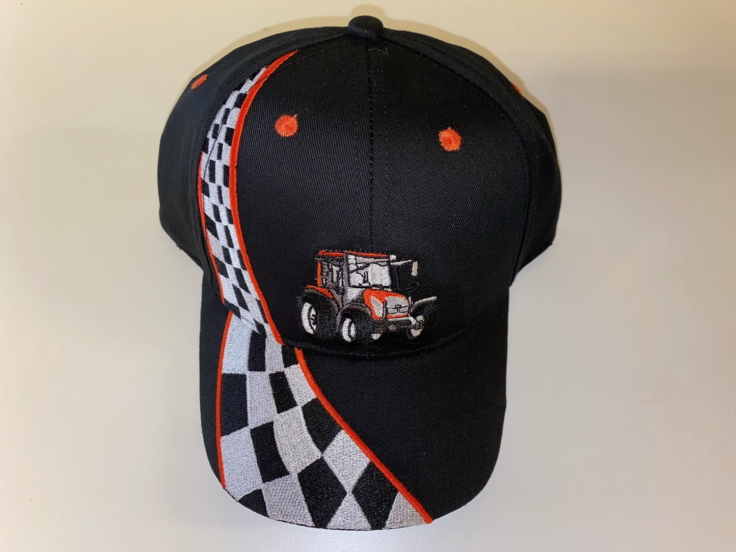 Kasket med rød traktor