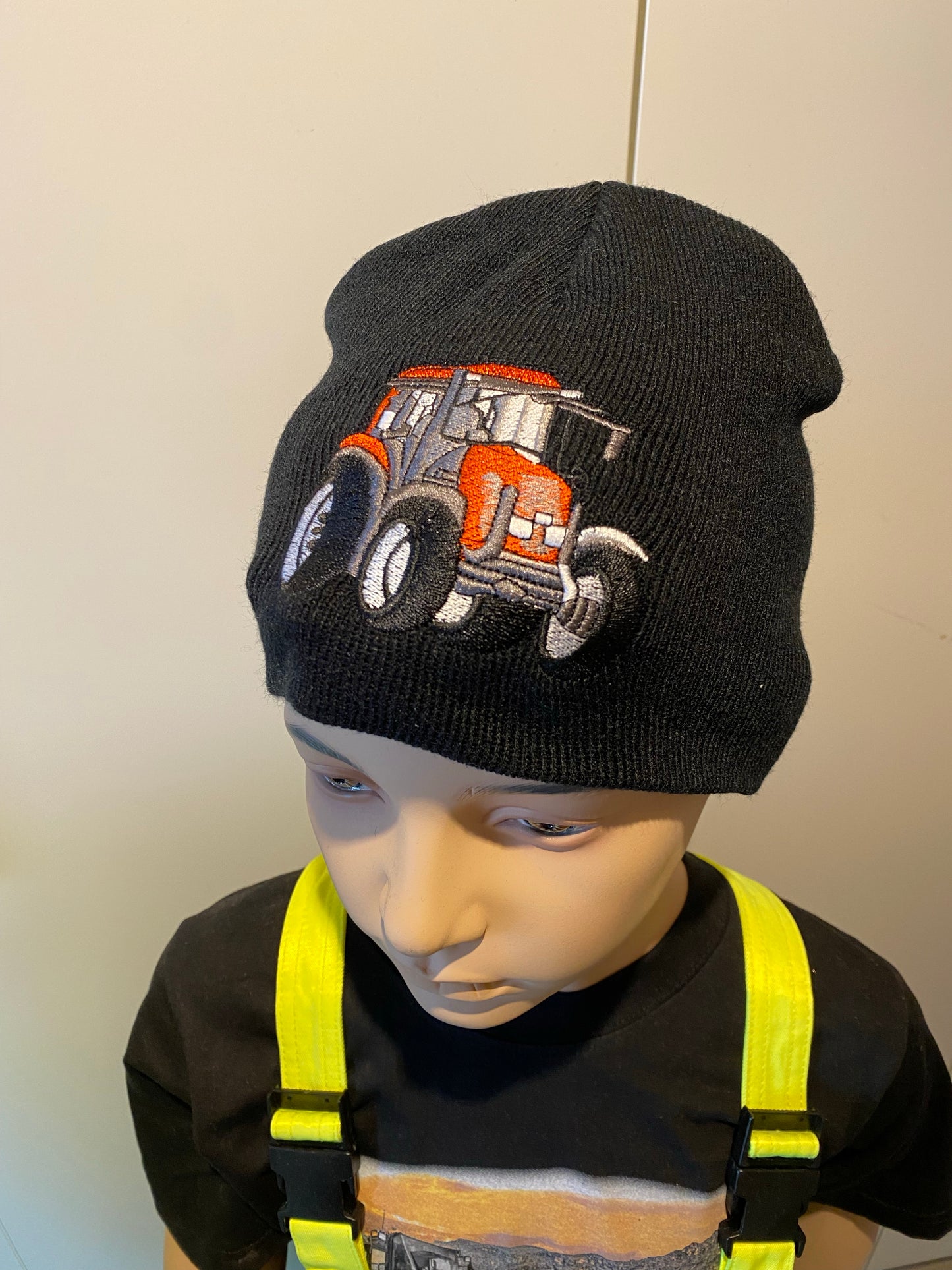 Hue med rød traktor