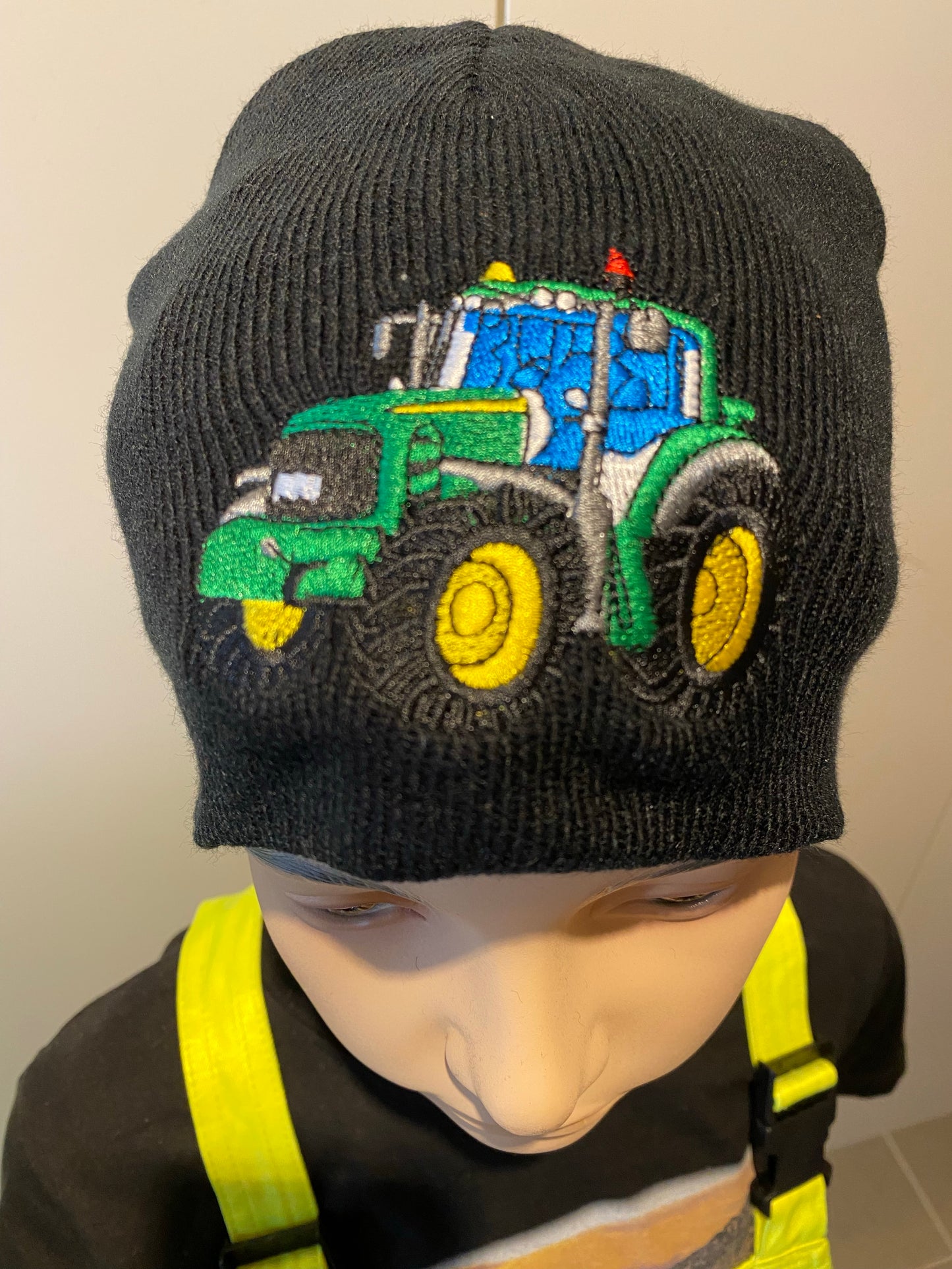 Hue med grøn traktor