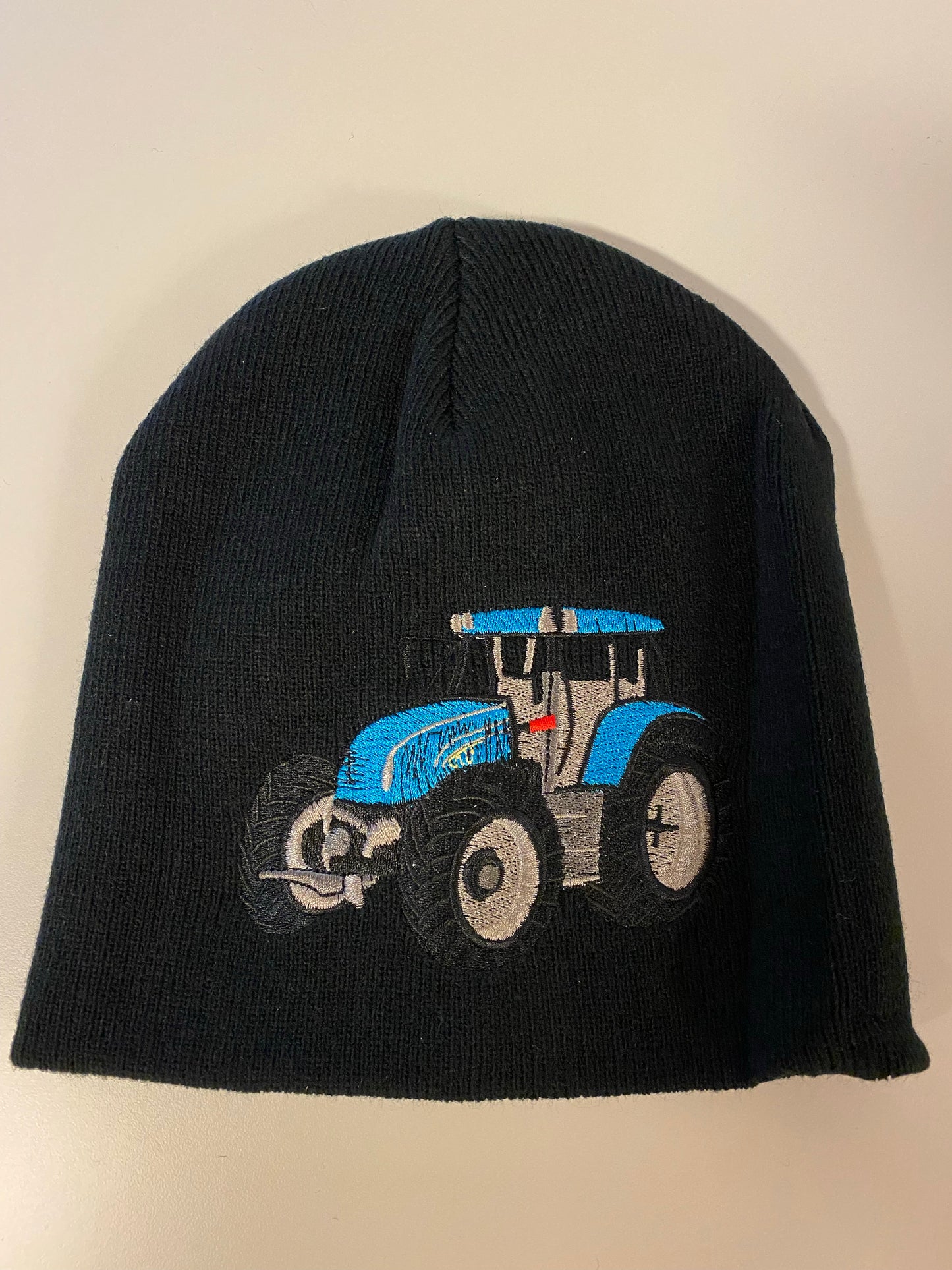 Hue med blå traktor